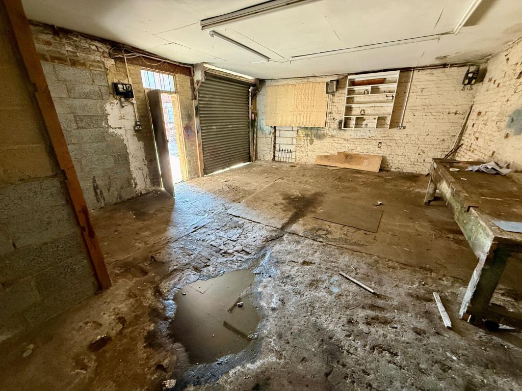 Lot: 162 - TOWN CENTRE BUILDERS YARD/WORKSHOPS WITH PLANNING FOR REDEVELOPMENT - Workshop